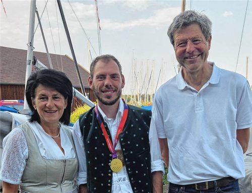 Freuen sich gemeinsam über den Erfolg: (von links) Dritte Bürgermeisterin Rosi Hell, Goldmedaillengewinner Sebastian Meierdiercks und stellvertretender Landrat Eduard Huber. Foto Blank