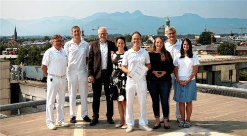Freuen sich über den Erfolg: (von links) Chefarzt Dr. Michael Bayeff-Filloff, Leitender Oberarzt Dr. Jan Nikolas Rieken, Geschäftsführer Dr. Ulrich Schulze, Kaufmännische Leiterin Rosenheim Dr. Martina Bielawski, Chefarzt Professor Dr. Christian Zeckey, Pflegedienstleiterin Sandra Schaber, Ärztlicher Direktor Dr. Andreas Bauer, Kaufmännische Leiterin Bad Aibling und die stellvertretende Kaufmännische Leiterin Rosenheim Sandra Zabel. Foto RoMed