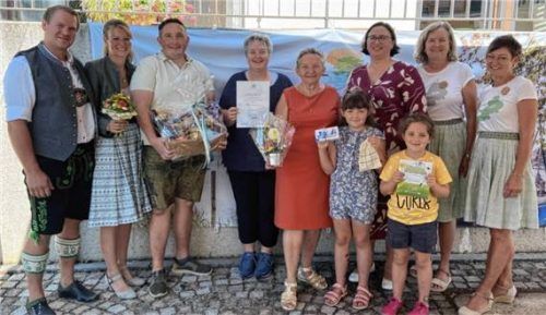 Freuen sich über die Ehrung: (von links) die Gastgeber Alois und Kathi Bernhart vom Keilhof, Steffen Hinderberger, Schwester Mirjam (Klosterschwester), Christine Hinderberger mit ihren Enkelinnen Sophie und Lene, Dritte Bürgermeisterin Christine Kosanovic, Christiane Lindlacher (Leiterin der Tourist-Information) und Steffi Wieshuber (Tourist-Information). Foto Gemeinde Seeon-Seebruck