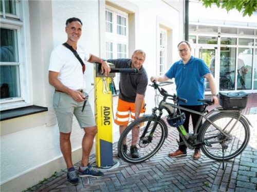 Freuen sich über die neue Einrichtung: August Pflugfelder, Klaus Kollmannsberger und Bürgermeister Andreas Friedrich testen die Radlservice-Stationen des ADAC am Haus des Gastes.Foto  Berger