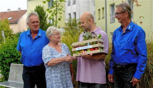Freuten sich miteinander: (von links) Jürgen Zabelt, Rosina von Roennebeck, Neumitglied Artur März und Wolfgang Mikolajetz. Foto  Fischer