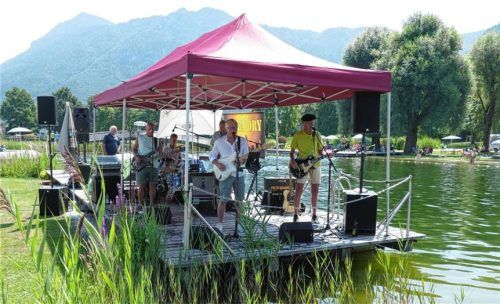 Frontsänger Andi Gastager sorgte mit seiner Band „Extra Dry“ beim Jubiläum „20 Jahre Naturbadesee Inzell“ für Stimmung und konnte die über 1.000 Besucher mit Klassikern von früher bestens unterhalten. Fotos Wegscheider