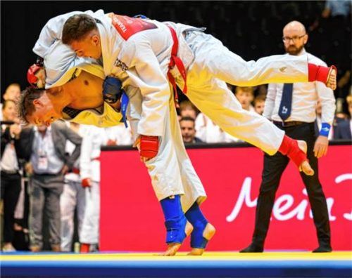 Für das Team Süd sicherte Lukas Bombik (blauer Gürtel) mit diesem Wurf den Gesamtsieg bei den Finals 2026 in Hannover.Foto City-Press Berlin
