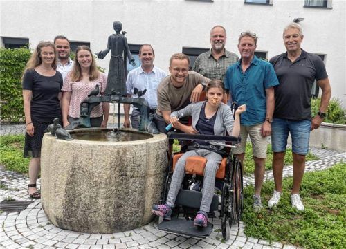 Für eine Spendenübergabe besuchten einige Mitglieder der Freien Wählergemeinschaft Gstadt (FWG), darunter auch Gstadts Bürgermeister Bernhard Hainz (rechts), das Heilpädagogische Wohnheim in der Kinderklinik Aschau. Dort wurden sie von Kindern und Jugendlichen einer Wohngruppe sowie Betreuern und der Leiterin des Heilpädagogischen Wohnheims, Eva-Maria Rehberg (links), empfangen. Foto FWG Gstadt