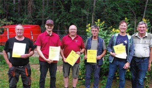 Für ihre Verdienste um die Carnica-Bienenzucht wurden vom Ersten Vorsitzenden des Verbands Bayerischer Bienenzüchter, Franz Vollmaier (rechts), folgende Imker ausgezeichnet: Josef Forstmair, Simon Fischler, Peter Mayer, Simon Hager und Georg Drost sind von links zu sehen. Sepp Moser ist nicht auf dem Bild. Foto  Amann