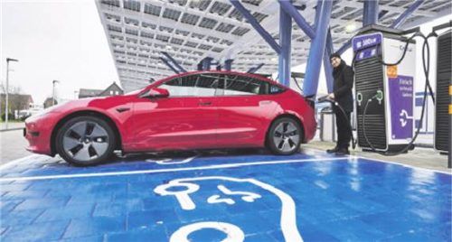 Gefragt: Die Zulassungen von E-Autos steigen. Foto THISSEN/DPA