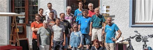 Georg Schmid (vorne links), Bettina Maier (vorne Mitte) und Eberhard Häfele (mittlere Reihe rechts) vom Organisationsteam des Repaircafé freuen sich mit Waltraud Reich (sitzend), der Zweiten Vorsitzenden der Kolpingsfamilie Rosenheim als Trägerverein des Repaircafés und den Mitarbeitenden über den Fortbildungstag beim Makerspace „H3cke“ Rosenheim. Foto Stefan Hadersbeck