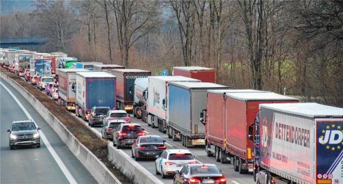 Gewohntes Bild: Wenn Tirol „dosiert“, stauen sich im Inntal Lkw und Autos. Foto dpa