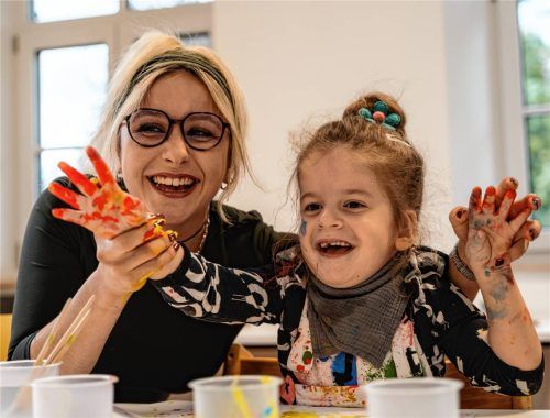 Glücksmomente im Haus Marini genießen Heilerziehungspflegerin Lara Stingl und Hanna (5) in der Ferienbetreuung. Kindern mit Handicap war die OVB-Weihnachtsspendenaktion 2025 gewidmet. Foto Simon Haupt