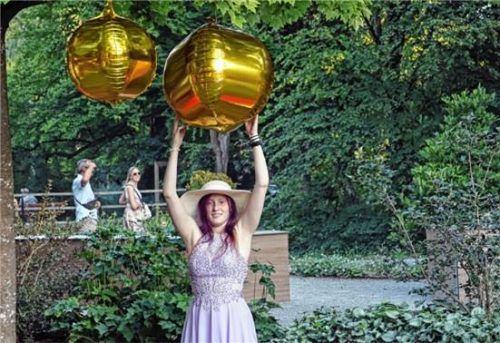 Goldiges Motiv: Eine Parkfest-Besucherin lässt sich unter der Deko ablichten.