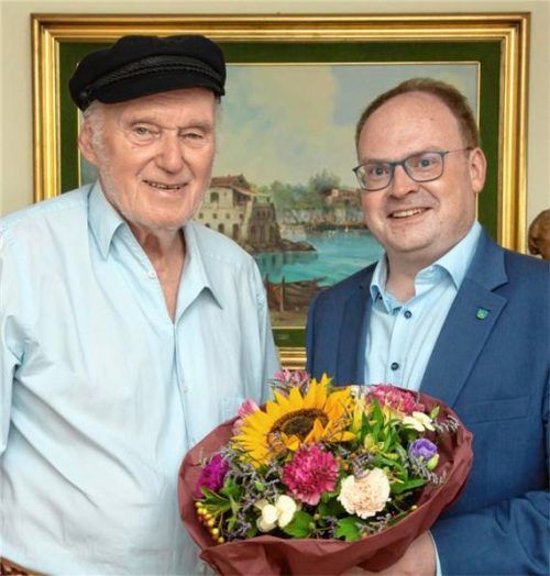 Gratulant: Rolf Lehnhardt (links) empfängt Bürgermeister Andreas Friedrich zu seinem 90. Geburtstag. Foto Anita Berger