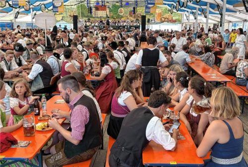 Großer Zuspruch fürs Volksfest in Feldkirchen-Westerham: Am vergangenen Samstag, dem Eröffnungstag, war das Festzelt bereits um 18 Uhr mit vielen Volksfestfreunden gut gefüllt.