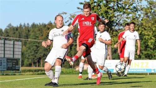 Grünthals Kapitän Philipp Asenbeck (links) konnte hier noch vor dem späteren Oberbergkirchner Torschützen Maximilian Thaller klären.Foto Christian Mühlhofer