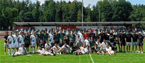 Gruppenbild der Starbulls und der Fußballmannschaft des Sportbunds. Foto DJK Rosenheim