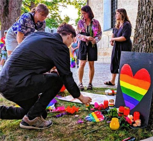 Gut 50 Menschen versammelten sich im Traunsteiner Stadtpark im Rahmen einer Mahnwache. Sie gedachten dabei insbesondere den Opfern des Anschlags beim CSD in Berlin und legten Blumen nieder. Foto Hobmaier