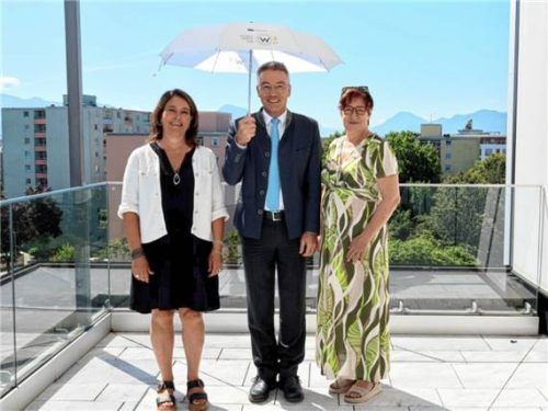 Gut beschirmt von Rosenheims Landrat Otto Lederer sind (links) Christine Weber, stellvertretende Leiterin der gfi Alpenvorland, und Cornelia Graf, Koordinatorin der gfi Alpenvorland und Projektkoordinatorin W³ 2.0. Foto LRA Rosenheim