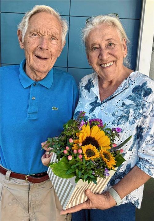 Heinrich Koula senior freute sich über die Blumen von Obermeisterin Monika Reiter.Foto Kreishandwerkerschaft Rosenheim