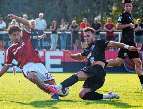 Heißer Zweikampf zwischen Nürnbergs Justin von der Hitz (links) und dem Buchbacher Faton Dzemailji.Foto Imago Images/Sportfoto Zink