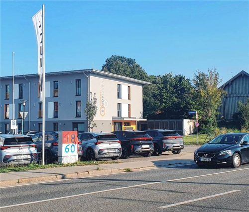Hier, an der Ecke Rupertistraße/Lerchenweg in Traunstein, wurde die Frau am 4. März niedergestochen. Foto xe