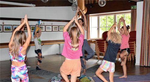 Hier üben die Ferienkinder die Asana „Der Baum“. Foto Wunderlich