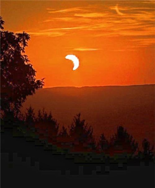 Himmelsschauspiel über dem Samerberg: Von der Aussichtskapelle Obereck aus war am Mittwochabend die partielle Sonnenfinsternis kurz vor Sonnenuntergang besonders eindrucksvoll zu beobachten.