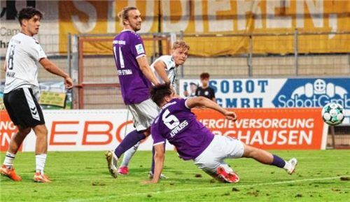 Hoffnungsschimmer: Benedikt Schwarzensteiner (hinten) traf hier zum 1:2-Anschluss für Wacker.Foto Christian Butzhammer