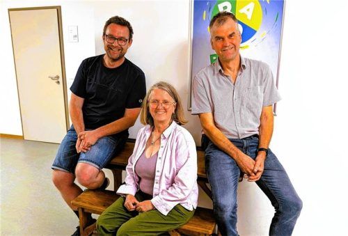 Hubert Hobmaier (von links), Katharina Stadler und Albert Rieder sind die neuen Gesichter des Vorstandes der Dorfentwicklung Kammer-Rettenbach. Das Trio wurde bei einer außerordentlichen Wahl in der Kammerer Grundschule gewählt. Foto Hubert Hobmaier