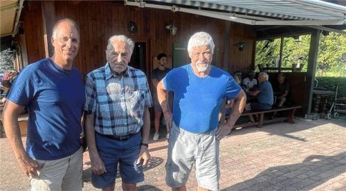 Hufeisenvorstand Sepp Freund (links) und Veteranenvorstand Florian Bauer (rechts) gratulieren Hans Steindlmüller zum 85. Geburtstag. Foto Hötzelsperger