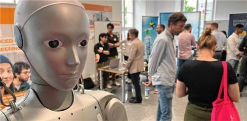 Humanoide Roboter und ihre Einsatzmöglichkeiten im industriellen Umfeld waren ein zentrales Thema bei der Abschlussveranstaltung des Moduls „Digital Transformation in Manufacturing“ im Master-Studiengang Advanced Industrial Engineering am Campus Chiemgau. Foto maier