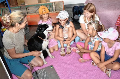 Hund Tuffi ist der Star der Runde.Foto Wunderlich