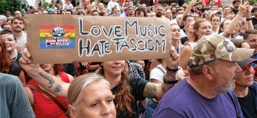 Hunderte kamen gestern auf den Rosenheimer Max-Josefs-Platz und unterstützten so die Band. Fotos Peter Huber