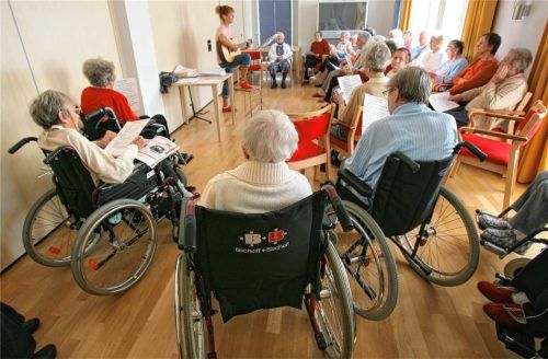 Im gerontopsychiatrischen Wohnbereich einer DRK-Seniorenwohnanlage haben sich die Bewohner zur „Ergo-Therapie“ eingefunden. Foto dpa