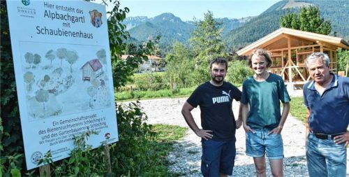 Im Hintergrund ist das Bienenschauhaus zu sehen. Davor stehen (von links) Christian Summerer, Melanie Wimmer und Bürgermeister Thomas Müllinger. Foto Wunderlich