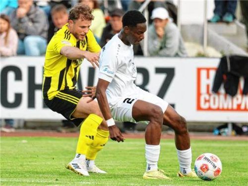 Im Mai spielte Marc Sodji noch für Schwaben Augsburg in der Relegation zur Regionalliga gegen Kirchanschöring und Christoph Dinkelbach.Foto Christian Butzhammer