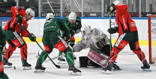 Im Training ging es bei den Starbulls Rosenheim bereits hoch her: Jetzt steht für die Eishockeyspieler von der Mangfall der erste Test auf dem Plan. Die Starbulls gastieren beim Oberligisten Tölzer Löwen.Foto Hans-Jürgen Ziegler