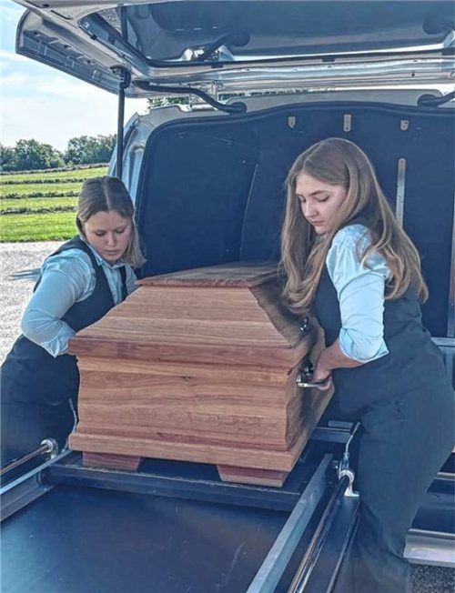 Immer mehr junge Menschen wollen Bestatter werden: Anna Hesslinger (rechts) und Sely Feindor geben Einblicke in ihren Berufsalltag. Fotos Eiglmeier