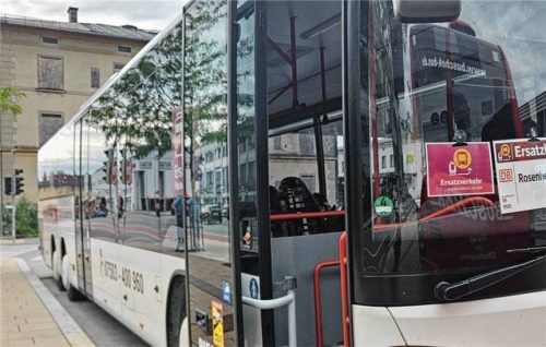 Pendlern wird zurzeit einiges an Geduld abverlangt: Eine gute Stunde braucht der SEV-Bus von Wasserburg nach Rosenheim. Fotos Brumbauer