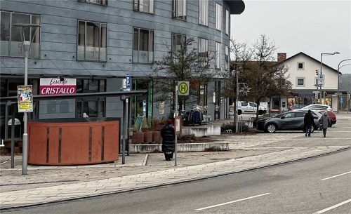 In der Nähe der Bushaltestelle am Bürgerzentrum hatte sich die schreckliche Tat im Dezember 2025 abgespielt. Zeugen versuchten den Angreifer von der Frau wegzuziehen – jedoch vergeblich. Die 50-Jährige verblutete. Foto Zaunseder/Archiv
