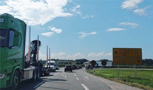In der Vergangenheit haben sich an der Abzweigung der B15 nach Griesstätt immer wieder schwere Unfälle ereignet. Foto Birkhof