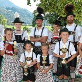 65 Teilnehmer platteln und drehen in Schleching