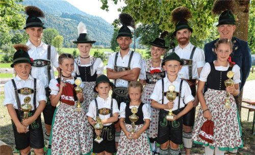 In der vorderen Reihe (von links) sind Korbinian Luger, Madlen Hell, Vinzenz Winkelhofer, Helena Mix, Felix Genghammer und Annalena König zu sehen. In der hinteren Reihe (von links) stehen Julian Kleinschroth, Maria Porada, Wolfgang Zaiser, Maria Zaiser, Martin Schlagbauer und Vorsitzender Christian Prasser. Foto Wunderlich