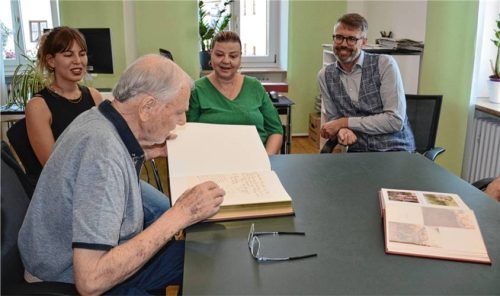In eigenen Worten: Francis Martin liest sich die Worte, die er bei seinem ersten Besuch vor über 40 Jahren in Grassau ins Buch geschrieben hatte, nochmals durch. Dabei kamen schöne Erinnerungen hoch. Foto Eder
