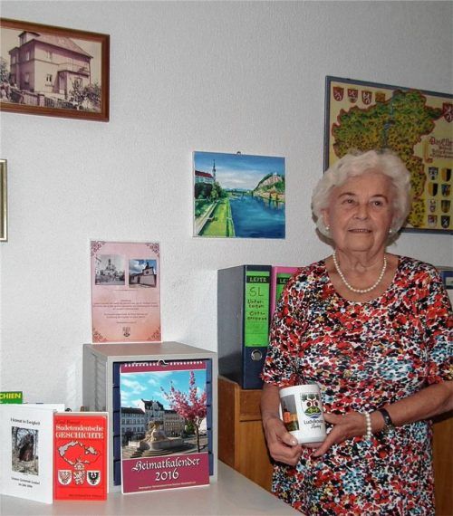 Ingrid Kröff archiviert in ihrem Büro, in dem sie für die Landsmannschaft arbeitet, Erinnerungen an die Heimat, unter anderem ein Bild ihres Elternhauses. Foto Schubert