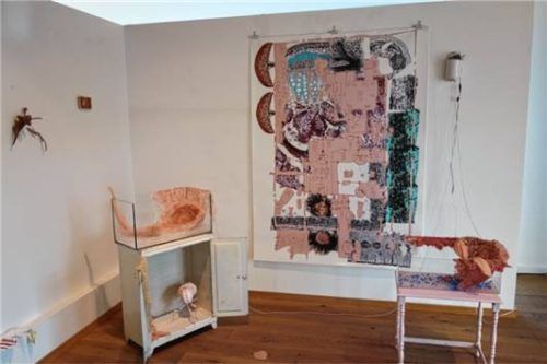 Installation von Cosima Strähhuber mit dystopischen Plastiken. Foto Friedrich
