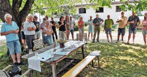 Interessierte Zuhörer am Ertlhof der Familie Maier in Schömering. Foto Huber