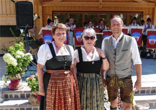 Inzells Bürgermeister Michael Lorenz bedankte sich bei Monika Allerberger (von links) für die Unterstützung bei der Abwicklung der Gastager-Stiftung, und bei Regina Mayer, die sich bis zuletzt um Brigitta Gastager gekümmert hat und ihr immer ein wertvoller Gesprächspartner war. Foto Helmuth Wegscheider