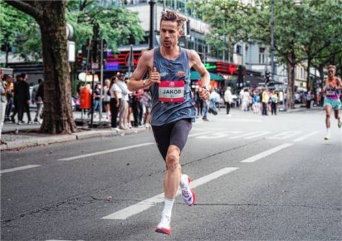Jakob Lange überzeugte bei der Adidas Runners City Night in Berlin über zehn Kilometer. Foto Dico Baskoro