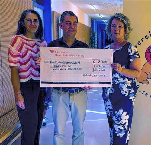 Jasmin Harre-Göhsl, die Co-Vorsitzende des Fördervereins der Kinderklinik Rosenheim, Markus Beham, der Rektor der Michael-Ende-Schule, und Mihaela Hammer, die Vorsitzende des Fördervereins der Kinderklinik Rosenheim (von links), bei der Scheckübergabe. Foto Förderverein der Kinderklinik Rosenheim
