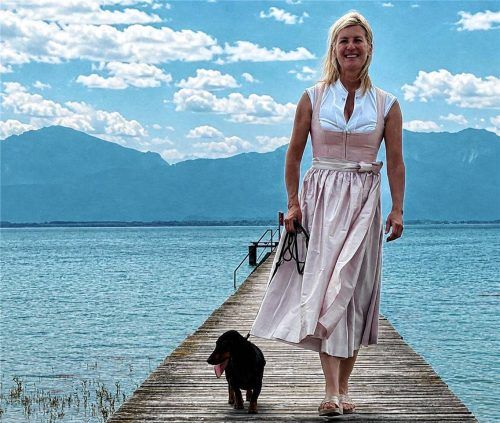 Jodelweltmeisterin Andrea Wittmann auf einem Steg am Chiemsee. Foto Gemeinde Seeon-Seebruck