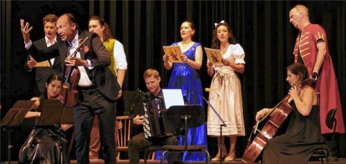 Johannes Erkes dirigiert energisch den Publikums-Janitscharenchor, bei dem auch die Protagonisten mitsingen: (hinten von links) Adam Sanchez, Jonas Häusler, Yvonn Prentki, Neli Heil und Thomas Ruf. Foto janka